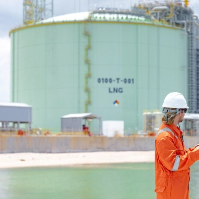 LNG storage terminal tank using cryogenic valves for liquid natural gas containment at -162°C